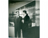 JK em visita à exposição "Oscar Niemeyer, l'architecte de Brasília", no Museu de Artes Decorativas do Palácio do Louvre